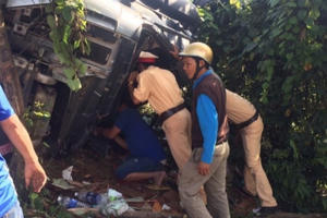 Lật xe đầu kéo trên đèo Lò Xo, 3 người bị thương
