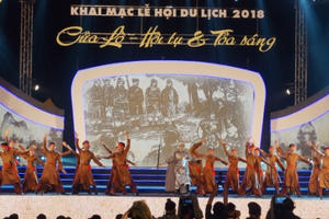 Biển người chen chân tham gia đêm khai mạc lễ hội du lịch biển “Cửa Lò: Hội tụ - Tỏa sáng”