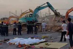 Nạn nhân bàng hoàng kể lại giây phút thoát khỏi “tử thần” trong vụ sập tường khiến 10 người thương vong