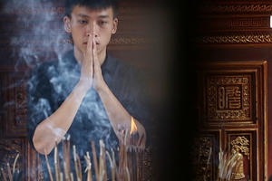 Nhiều sĩ tử đến Văn Miếu, lén sờ đầu rùa để cầu may thi THPT quốc gia Nhiều sĩ tử đến Văn Miếu, lén sờ đầu rùa để cầu may thi THPT quốc gia