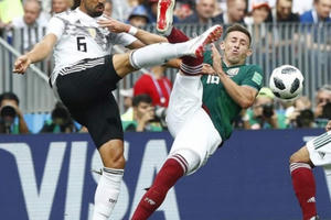 Cơn địa chấn Mexico trước nhà vô địch Đức qua ảnh