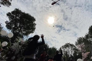 Đám cưới hoành tráng, chú rể thuê cả máy báy rải phong bì lì xì cho khách mời