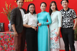 MC Thanh Thảo trao học bổng cho các bạn MC trẻ