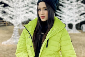 Đỗ Thị Hà diện đồ sang cảnh khoe "chân dài" cực phẩm trên đất Mỹ