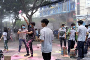Bột màu 'phủ kín' cổng trường sau lễ tri ân trưởng thành