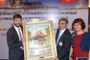 Bộ trưởng Bộ Tư pháp Cộng Hòa Séc giao lưu với các cựu sinh viên Việt Nam du học tại Séc