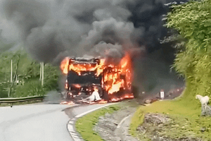 Bắc Kạn: Hoảng hồn với Clip xe khách giường nằm bốc cháy giữa trưa hè, hành khách tháo chạy