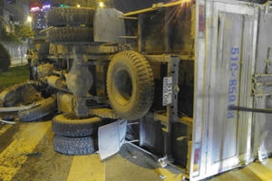 Xe tải văng bánh lật nhào như trong phim