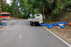 Bắc Kạn: Xe ô tô mất phanh khi xuống dốc, chồng mở cửa cho vợ thoát thân