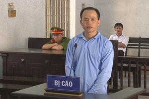 Chiếm đoạt hàng tỷ đồng của công ty vì thua cá độ bóng đá Chiếm đoạt hàng tỷ đồng của công ty vì thua cá độ bóng đá