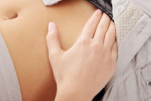 Chồng đi công tác, vợ ở nhà "tự sướng" đến nhập viện