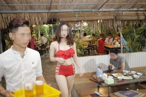 Vụ nhân viên quán mặc bikini phục vụ thực khách: Nếu có sai phạm sẽ xử lý Vụ nhân viên quán mặc bikini phục vụ thực khách: Nếu có sai phạm sẽ xử lý