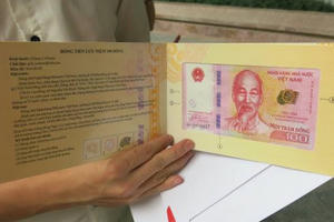 Tiền lưu niệm 100 đồng được bán giá đắt gấp ba lần sau một năm