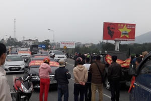 30 ôtô chắn ngang khiến cầu Bến Thủy tê liệt 30 ôtô chắn ngang khiến cầu Bến Thủy tê liệt