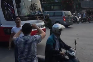 Hà Nội: Bất chấp nguy hiểm, một CSTT bị xe khách dồn ép