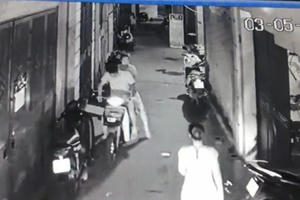 Hà Nội: Đôi vợ chồng đưa bé gái đi trộm túi xách