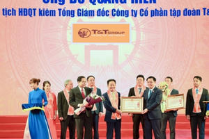 “Bầu Hiển” ủng hộ hơn 8 tỷ đồng tiếp sức đồng bào miền Trung vượt lũ “Bầu Hiển” ủng hộ hơn 8 tỷ đồng tiếp sức đồng bào miền Trung vượt lũ