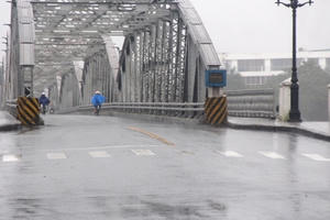 Bão số 13 đổ bộ đất liền, gió giật khủng khiếp, sóng biển tràn vào nhà dân