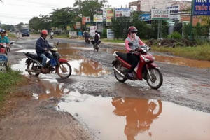 Bình Phước: Mặt đường ĐT 751 biến thành ...ao!