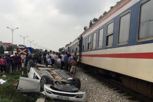 Người phụ nữ điều khiển ô tô băng qua đường ngang bị tàu hỏa tông tử vong