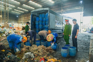 Kinh hoàng hơn 5 tấn giá đỗ ngâm "nước kẹo" để cả tháng không héo