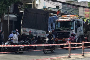 Tài xế mắc kẹt trong cabin sau khi đâm sập 2 căn nhà