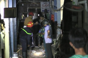 TP HCM: Sập sàn nhà vệ sinh, nhiều người mắc kẹt