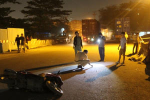 Vừa ra khỏi công ty để về nhà trọ, hai anh em ruột gặp nạn dưới bánh xe container