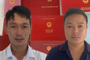 Hà Nội: Bắt hai đối tượng làm giả bằng đại học