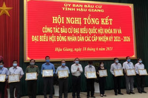 Chủ tịch UBND tỉnh Hậu Giang tặng Bằng khen phóng viên Báo Pháp luật Việt Nam