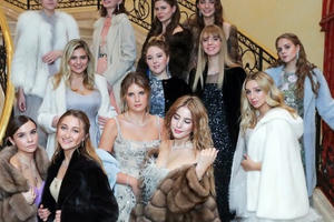 Dạ tiệc trưởng thành của các ái nữ gia đình quyền quý nước Nga Dạ tiệc trưởng thành của các ái nữ gia đình quyền quý nước Nga