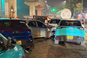 Hà Nội: Nữ tài xế lái xe đi ngược chiều, gây tai nạn liên hoàn với 4 ô tô