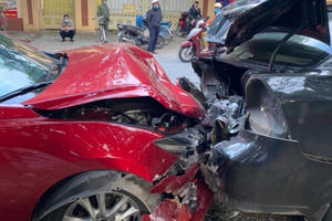 5 ô tô “dồn toa” sau cú va chạm liên hoàn, nhiều xe hư hỏng nặng