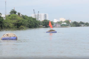 TP HCM: Ghe hơn 100 tấn chìm trên kênh, 3 người thoát nạn