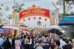 Hàng vạn người đổ về chợ “mua may, bán rủi” Viềng Xuân- Phủ Dầy