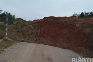 QL15C tiếp tục bị sạt lở gây chia cắt giao thông