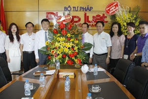 Bộ trưởng Bộ Tư pháp thăm và chúc mừng Báo Pháp luật Việt Nam nhân ngày báo chí Cách mạng