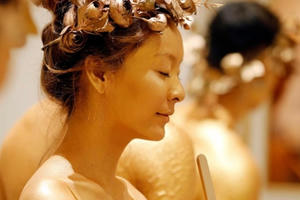 Báo Anh đăng tải bộ ảnh chụp bên trong khách sạn dát vàng ở Hà Nội