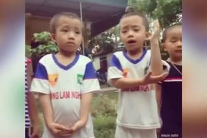 Cười không nhặt được răng với màn "hỏi cung... xoài tặc" Cười không nhặt được răng với màn "hỏi cung... xoài tặc"