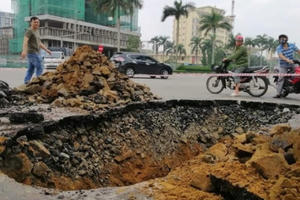 “Hố tử thần” xuất hiện ngay tại ngã tư đường ở TP Vinh