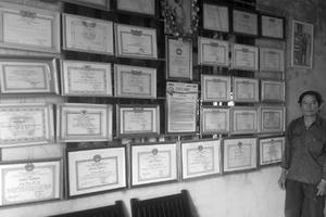 Kỳ lạ: Người đàn ông 20 năm tình nguyện vá đường, đào giếng giúp dân