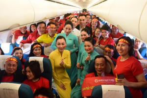 Tiếp viên Vietnam Airlines cùng CĐV hát quốc ca ở độ cao 10.000m trên chuyến bay cổ vũ U22 Việt Nam