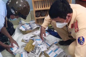 An Giang: Bắt đối tượng vận chuyển 400 hộp thuốc tân dược nghi vấn nhập lậu
