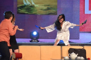 Ốc Thanh Vân cầm dao xử chồng trên sân khấu