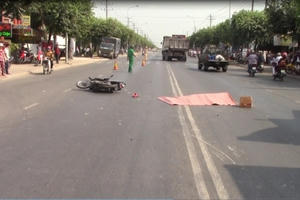 Bình Dương: Người đàn ông chết thảm dưới bánh xe container