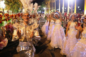 Khán giả hát sung, nhảy tưng bừng đêm Carnival Đà Nẵng Khán giả hát sung, nhảy tưng bừng đêm Carnival Đà Nẵng
