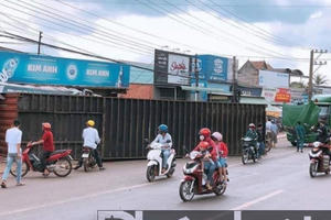 Bình Phước: Thùng container rớt xuống đường, 1 người tử vong Bình Phước: Thùng container rớt xuống đường, 1 người tử vong