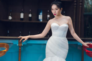 Lệ Quyên bồi hồi mặc áo cưới một mình trong khung cảnh thơ mộng Lệ Quyên bồi hồi mặc áo cưới một mình trong khung cảnh thơ mộng