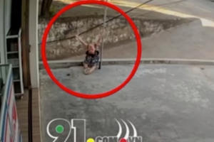 Clip: Hoảng hồn cảnh bé gái bị điện giật bất động tại chỗ