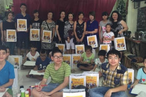 Mang yêu thương đến CLB văn nghệ trẻ em khuyết tật HN và 100 em nhiễm H Mang yêu thương đến CLB văn nghệ trẻ em khuyết tật HN và 100 em nhiễm H